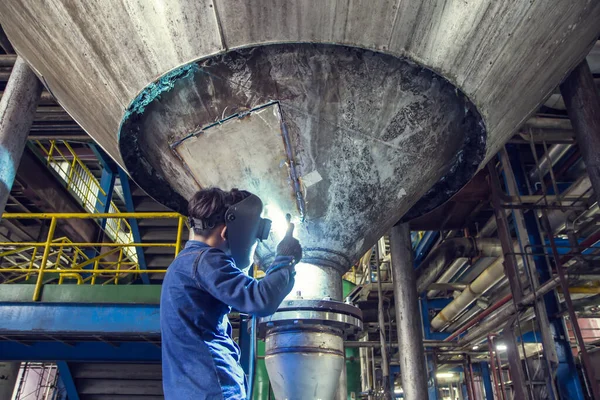 Serbatoio Inferiore Del Silo Inossidabile Riparazione Della Saldatura Del Lavoratore — Foto Stock