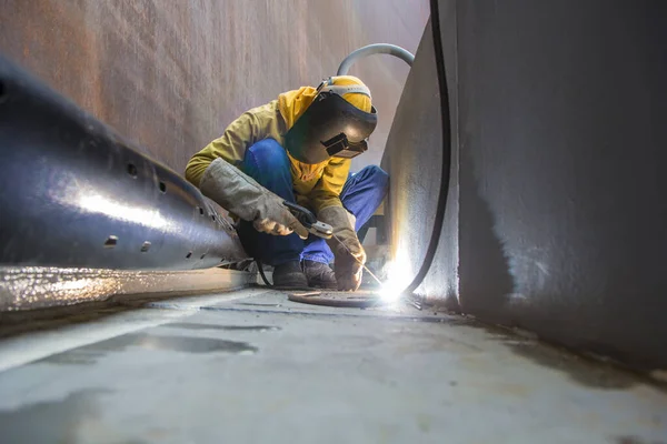 Manlig Arbetare Som Bär Skyddskläder Och Reparera Svetsplatta Industriell Byggolja — Stockfoto