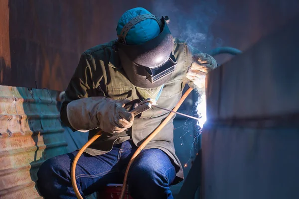 Manlig Arbetare Skyddskläder Och Reparationstank Oljesvetsning Industriell Konstruktion Trånga Utrymmen — Stockfoto