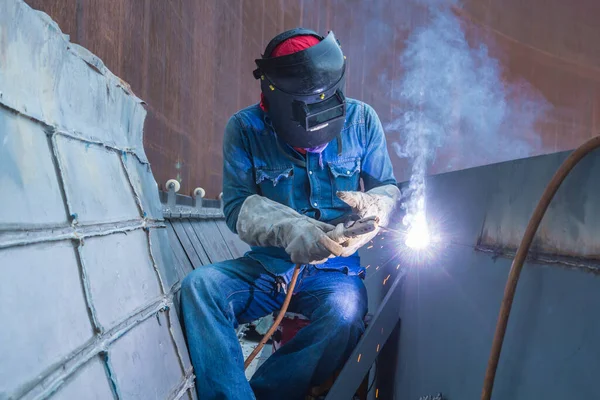 Hombre Trabajador Que Usa Ropa Protectora Reparación Soldadura Construcción Industrial — Foto de Stock