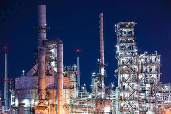 Nattscen Oljeraffinaderianläggning Och Tornpelare Petrokemiindustrins Anläggning — Stockfoto