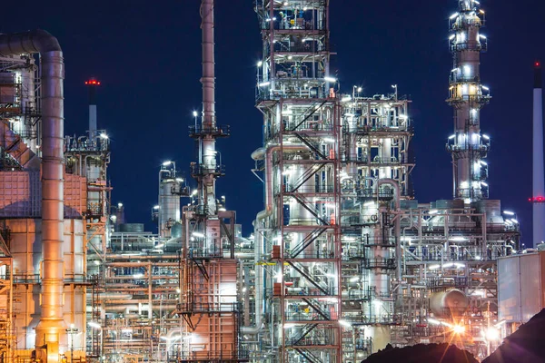 石油精製工場と石油化学産業サイト建設の塔列の夜のシーン — ストック写真