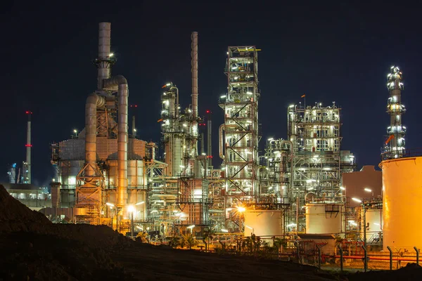 Ночная Сцена Строительства Нефтеперерабатывающего Завода Башни Нефтехимической Промышленности — стоковое фото