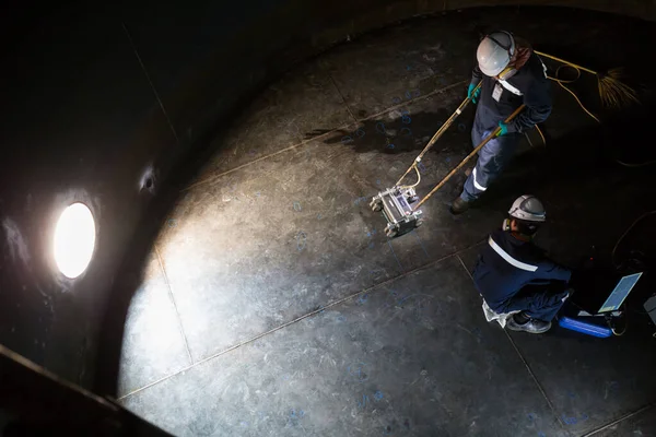 Чоловік Двох Робітників Перевіряє Сканування Резервуара Іржі Товщиною Нижньої Пластини — стокове фото
