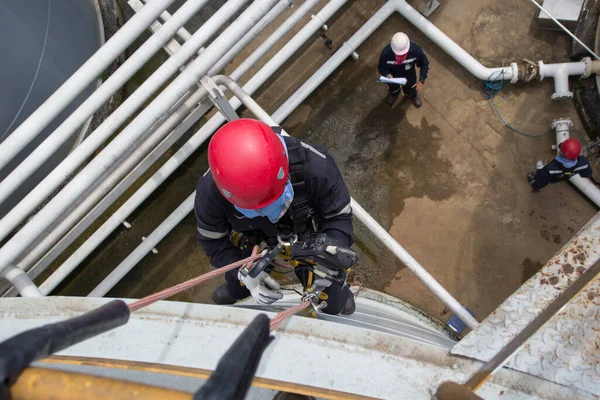 Top View Mannelijke Werknemer Touw Toegang Inspectie Van Dikte Opslagtank — Stockfoto