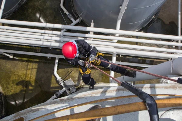 Top View Mannelijke Werknemer Touw Toegang Inspectie Van Dikte Opslagtank — Stockfoto