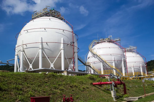 Tanques Esféricos Blancos Que Contienen Gas Combustible Refinerías Petróleo Cielo —  Fotos de Stock