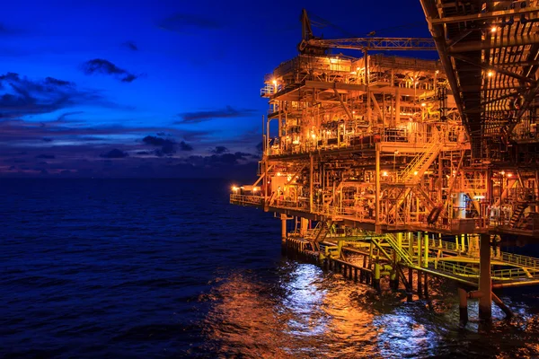 Offshore la notte Industria petrolio e gas — Foto Stock