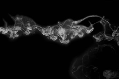 İzole edilmiş duman, soyut toz, siyah arkaplanda su püskürtücü..