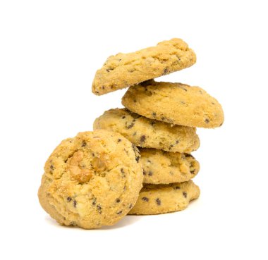 Göz hizasında fındıklı tereyağlı kurabiye. beyaz arkaplanda izole