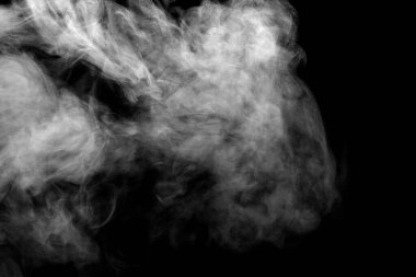 İzole edilmiş duman, soyut toz, siyah arkaplanda su püskürtücü..