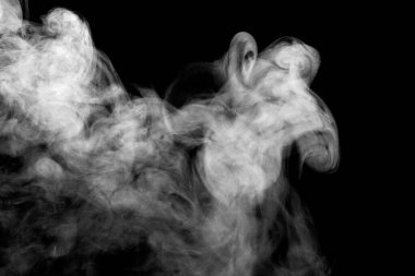 İzole edilmiş duman, soyut toz, siyah arkaplanda su püskürtücü..