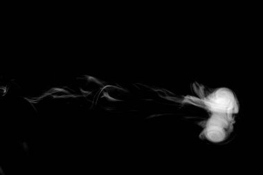 Çember dumanı, soyut toz, su püskürtme. Siyah arkaplanda izole.