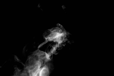 İzole edilmiş duman, soyut toz, siyah arkaplanda su püskürtücü..