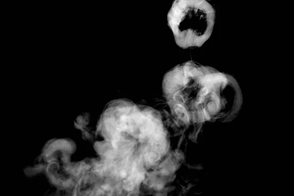 圆形烟雾 抽象粉末 在黑色背景上隔离 — 图库照片