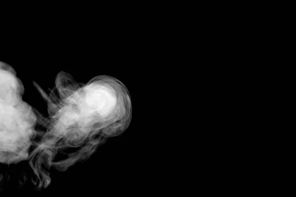 孤立的烟雾 抽象的粉末 黑色背景上的水雾 — 图库照片
