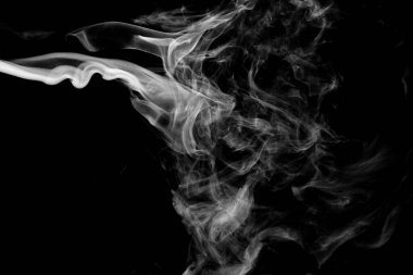 Beyaz duman izole, soyut toz, siyah arkaplanda su spreyi.