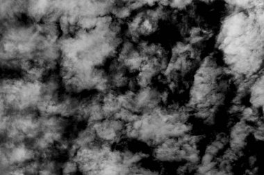 Beyaz bulut, kabarık doku, soyut, siyah arkaplanda izole.