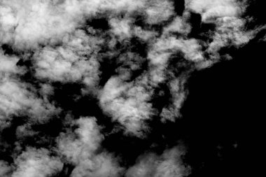 Beyaz bulut, kabarık doku, soyut, siyah arkaplanda izole.