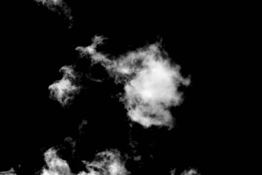 Beyaz bulut, kabarık doku, soyut, siyah arkaplanda izole.