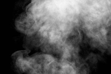 Beyaz duman izole, soyut toz, siyah arkaplanda su püskürtüsü, odak dışı