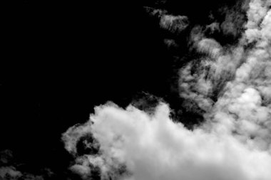 Beyaz bulut, kabarık doku, soyut, siyah arkaplanda izole.