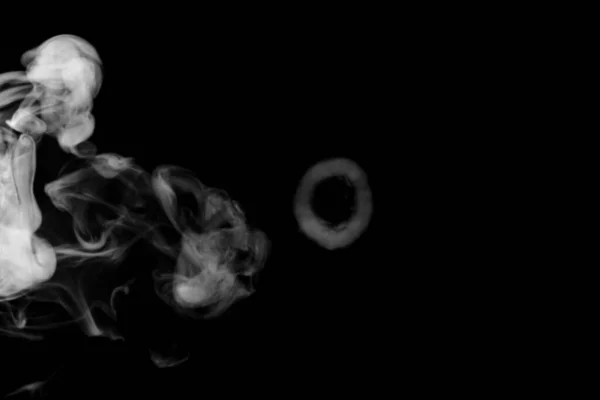 白色圆形烟雾 抽象粉末 在黑色背景上隔离 — 图库照片