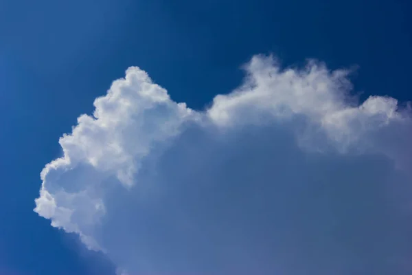 Nube Texturizada Sobre Fondo Azul Del Cielo — Foto de Stock