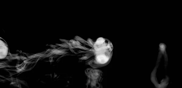 Bílý Kruh Kouře Abstraktní Prášek Vodní Sprej Izolované Černém Pozadí — Stock fotografie