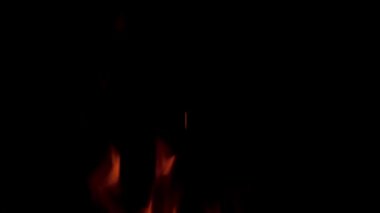 Siyah arka planda izole edilmiş gerçek yangın alevleri. Çimlerden çıkan şenlik ateşi. Efekt yaratmak için ateş.