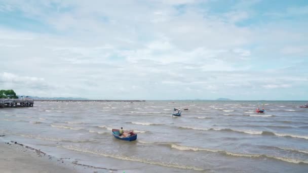 部分的に曇りの日にビーチの海と空のパンショット風景ビュー タイの木漁船がある海のスペースエリア — ストック動画