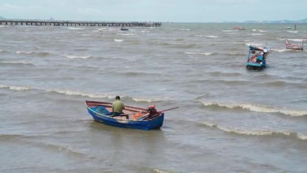 Amarre Barco Pesca Costa Barco Madera Paseo Las Olas Mar — Vídeo de stock