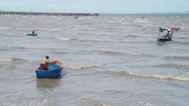 Рыбацкая Лодка Причаливает Море Деревянная Лодка Ездить Волны Море Таиланде — стоковое видео