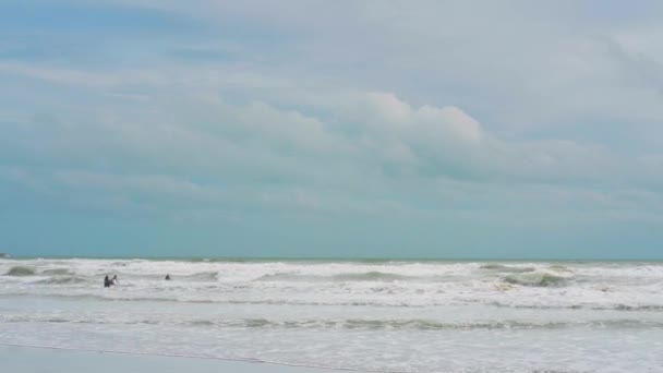 Pan Shot Landschappen Uitzicht Strand Zee Lucht Gedeeltelijk Bewolkte Dag — Stockvideo