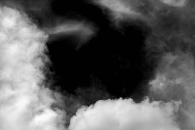 Beyaz bulut, kabarık doku, soyut, siyah arkaplanda izole.