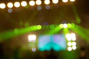 Arka planda parlak renkli sahne ışıkları, Bokeh konser ışığı