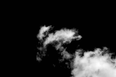 Beyaz bulut, kabarık doku, soyut, siyah arkaplanda izole.