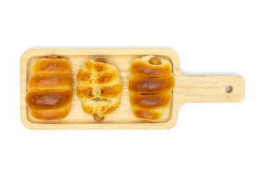 Kare ahşap tepside sosisli rulo, beyaz arka planda izole, üst görünüm