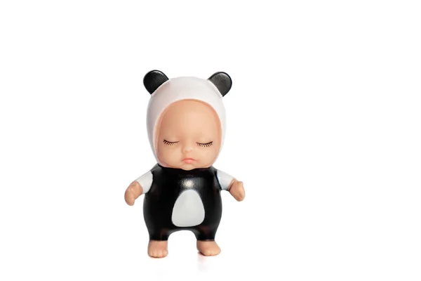 Gözleri kapalı panda kostümlü şirin bir bebek. İzole edilmiş beyaz bir arka planda duruyor. Oyuncak koleksiyonu.