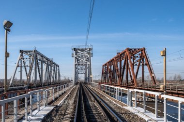 Nehir boyunca uzanan demiryolu köprüsünün metal yapıları ve yaya geçidi. Sibirya, Rusya 'daki Kitoy nehri üzerindeki demiryolu köprüsü..