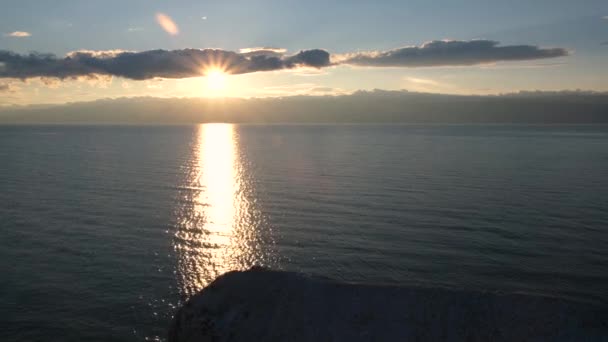 雲の中から陽射しが差し込む美しい夕日。夕方のバイカルのパノラマビュー. — ストック動画