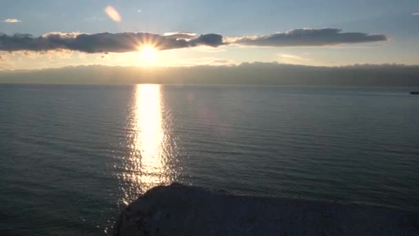 雲の中から陽射しが差し込む美しい夕日。夕方のバイカルのパノラマビュー. — ストック動画