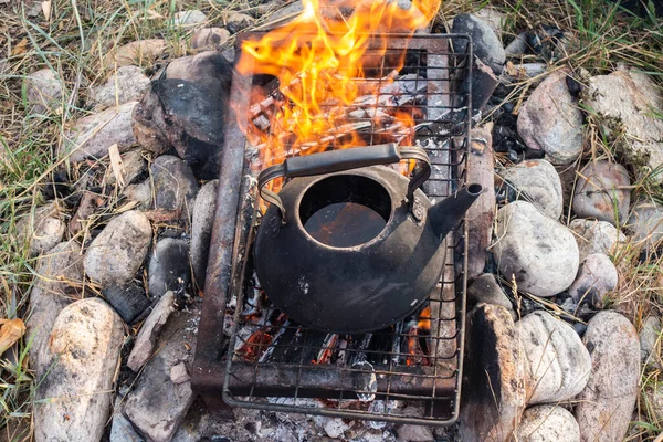 Βραστήρας Ζεστό Νερό Πάνω Από Φωτιά Antique Τσαγιέρα Πέτρες Μια — Φωτογραφία Αρχείου