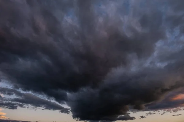 暗い不吉な灰色の雷雲。劇的な空だ。大気環境と気候の背景。テキストのスペース. — ストック写真