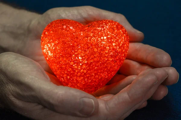 Corazón Rojo Llameante Manos Masculinas Fuertes Sobre Fondo Azul Concepto — Foto de Stock