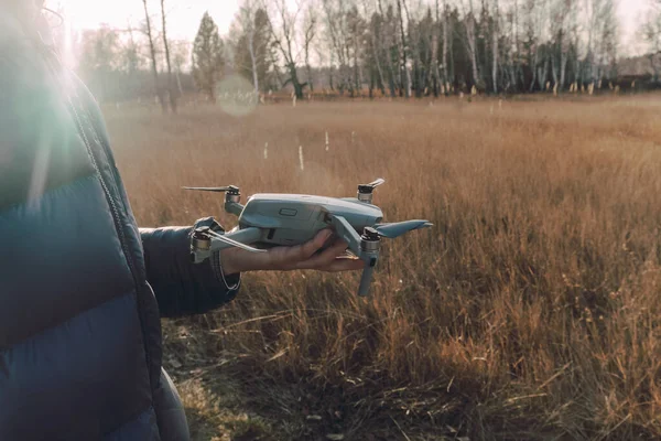 Hombre Atrapa Dron Con Mano Fotógrafo Controla Cuadrocoptero Para Tomar — Foto de Stock