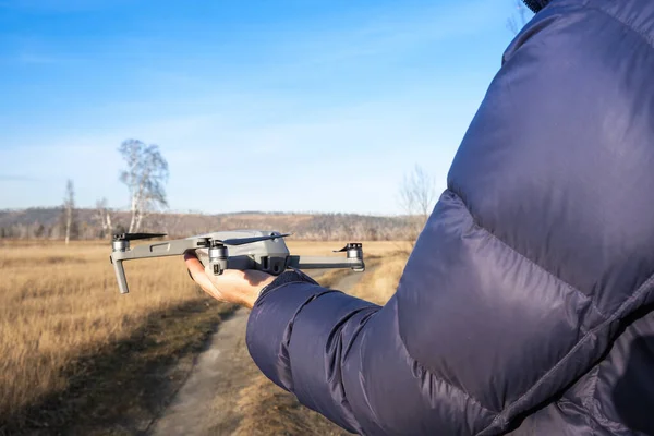 Hombre Atrapa Dron Con Mano Fotógrafo Controla Cuadrocoptero Para Tomar — Foto de Stock