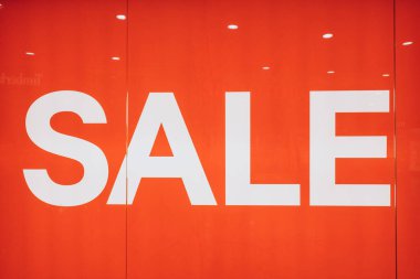 Mevsimlik satış, kara cuma ve alışveriş konsepti. Mağaza vitrininde indirim tabelası.