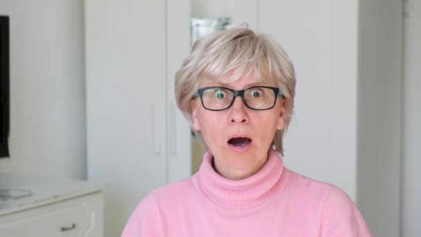 Porträtt Rädd Och Lugn Medelålders Kvinna Med Glasögon Förbluffade Överraskade — Stockvideo