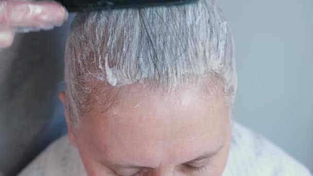 中年女性の白髪染め。閉鎖. — ストック動画